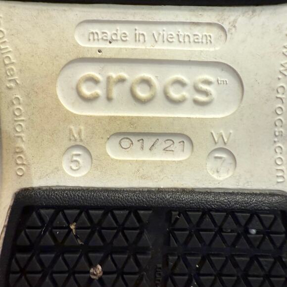 Crocs Men’s Size 5 and Womens Size 7 in White with Black Trim on Strap - Picture 5 of 6
